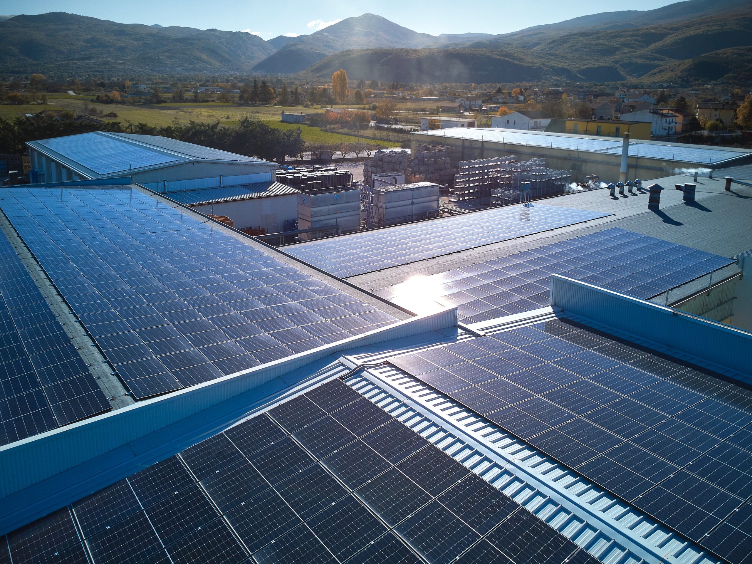 L’azienda ha riqualificato il proprio capannone agroindustriale con l’installazione di un potente impianto fotovoltaico totalmente integrato con l'obiettivo di ottenere un notevole risparmio energetico per la struttura, sfruttando l'energia solare come fonte rinnovabile.